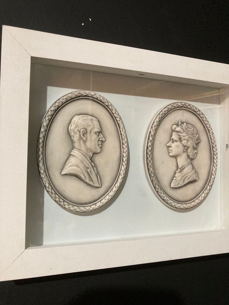 Porträt-Kameen von Königin Elizabeth II. und Prinz Phillip