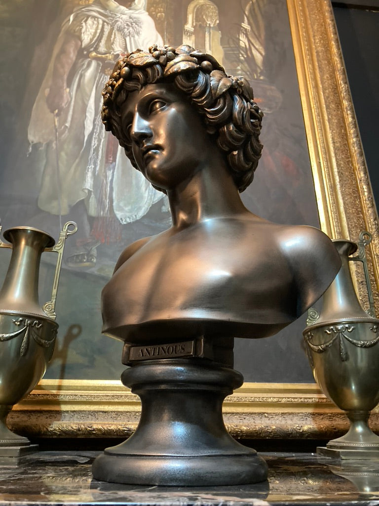 Bronzener Antinoos mit abgenutztem Schuld-Bacchus-Kranz