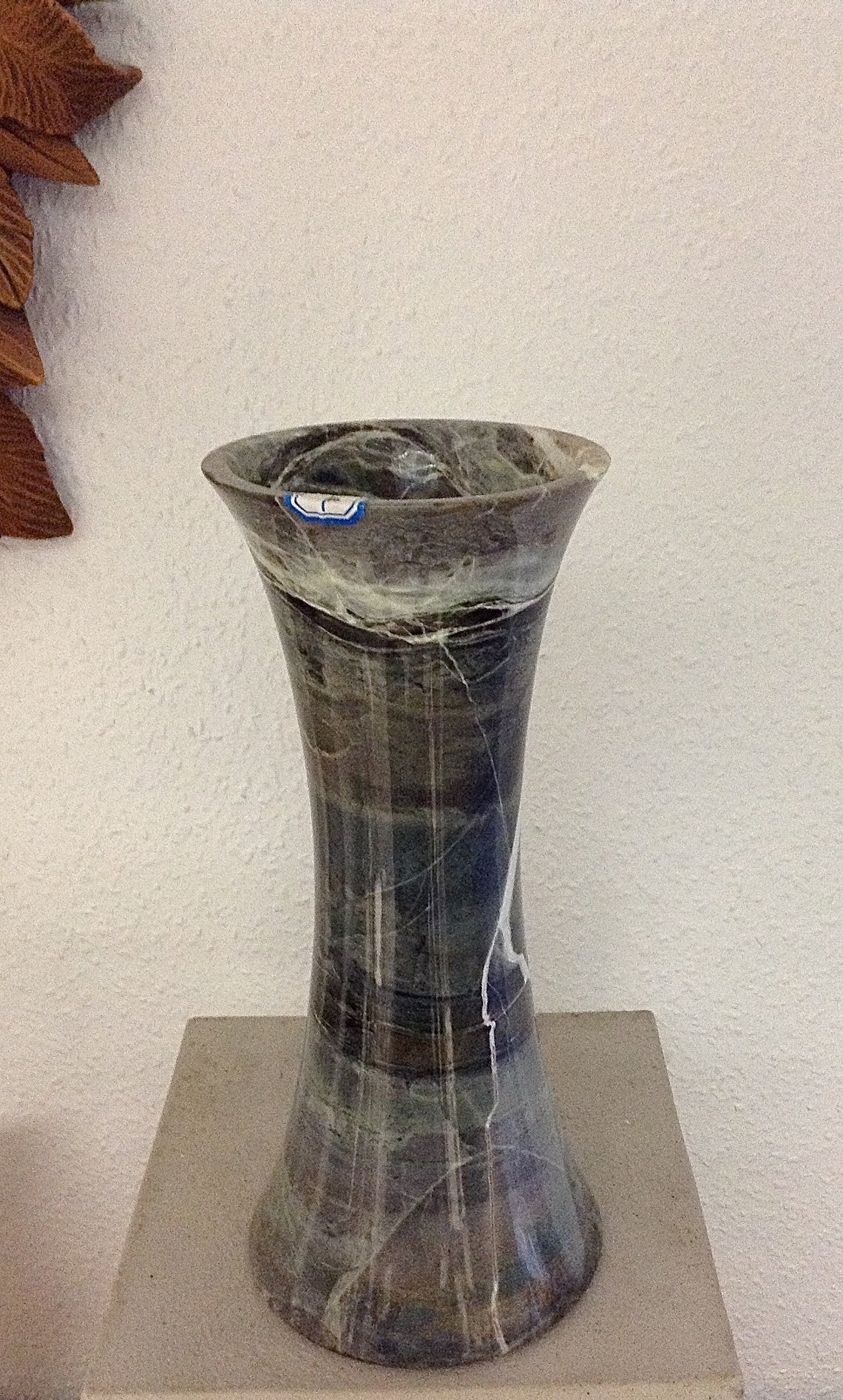 Vase à crayons latéral incurvé en marbre paon