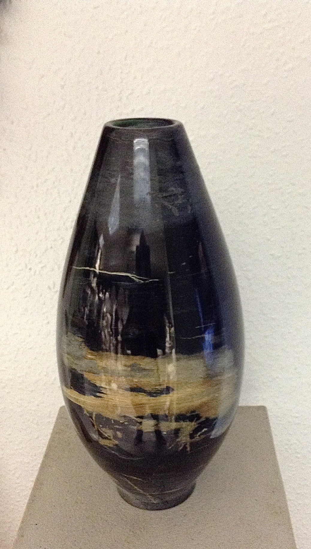 Vase ancien en forme d'œuf en marbre noir