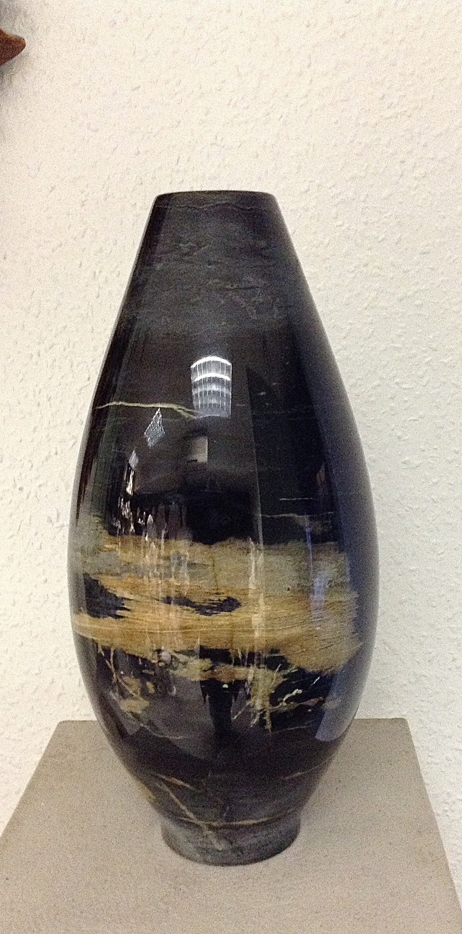 Vase ancien en forme d'œuf en marbre noir