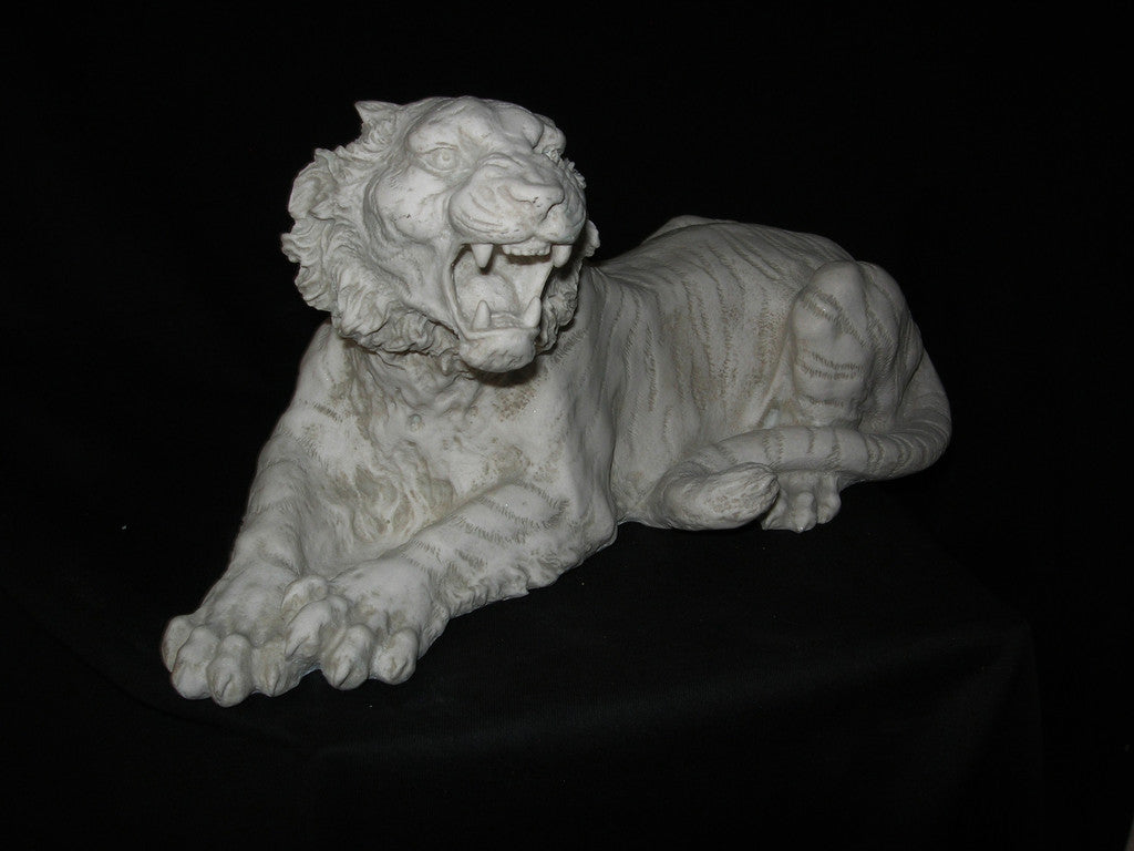 Tigre, couché et rugissant.